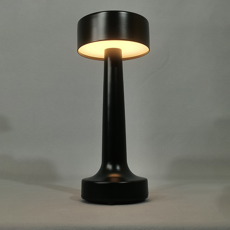 Mingkeda Hot Sales Metal 1800mAh Battery Operated Rechargeable Restaurant Decorative Charging LED Table Lamp