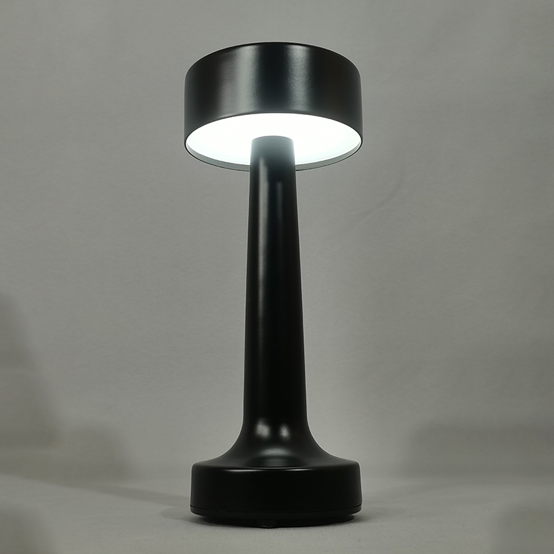 Mingkeda Hot Sales Metal 1800mAh Battery Operated Rechargeable Restaurant Decorative Charging LED Table Lamp