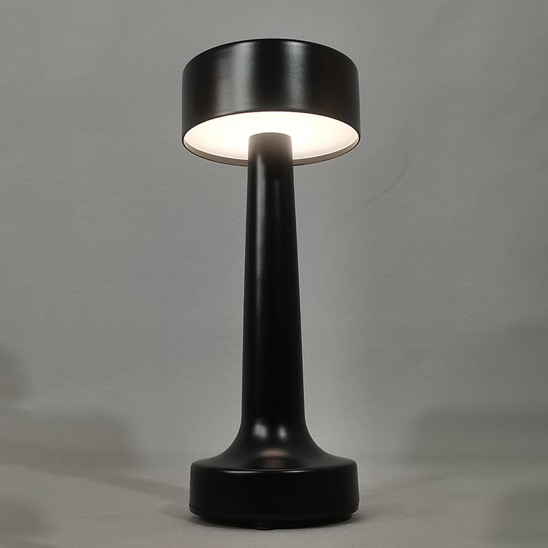 Mingkeda Hot Sales Metal 1800mAh Battery Operated Rechargeable Restaurant Decorative Charging LED Table Lamp