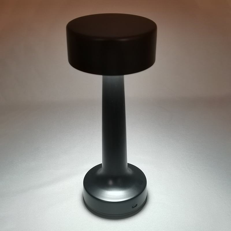 Mingkeda Hot Sales Metal 1800mAh Battery Operated Rechargeable Restaurant Decorative Charging LED Table Lamp