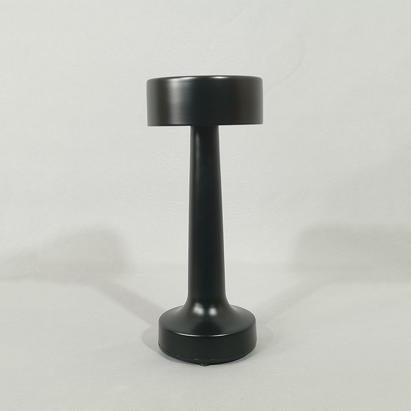 Mingkeda Hot Sales Metal 1800mAh Battery Operated Rechargeable Restaurant Decorative Charging LED Table Lamp