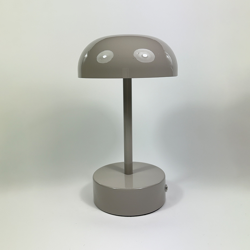 Mingkeda Hot Sales Metal 1800mAh Battery Operated Rechargeable Restaurant Decorative Charging LED Table Lamp