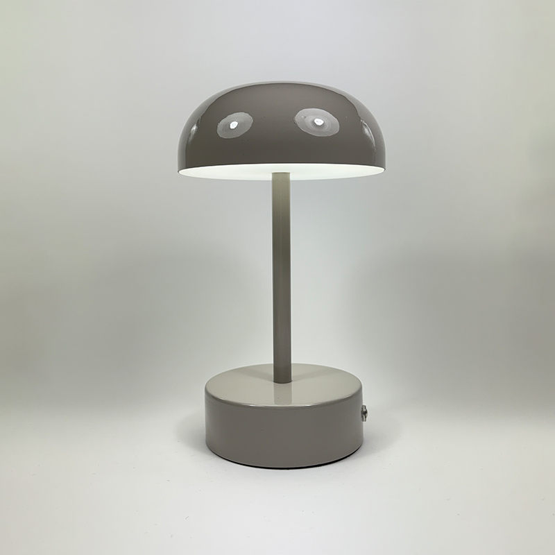 Mingkeda Hot Sales Metal 1800mAh Battery Operated Rechargeable Restaurant Decorative Charging LED Table Lamp