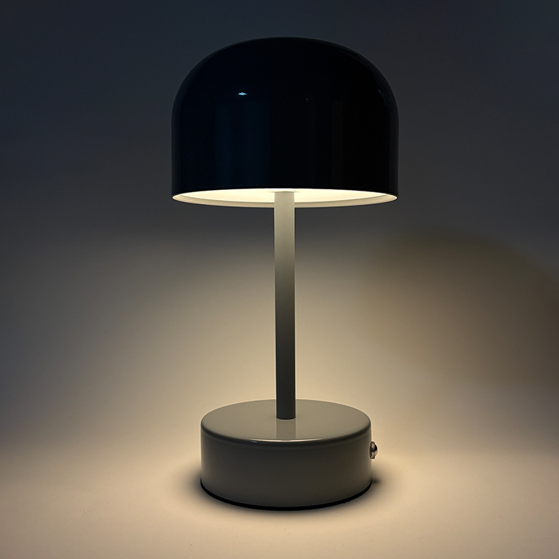 Mingkeda New Fashion Design Metal 1800mAh Battery Operated Rechargeable Restaurant Decorative Charging LED Table Lamp