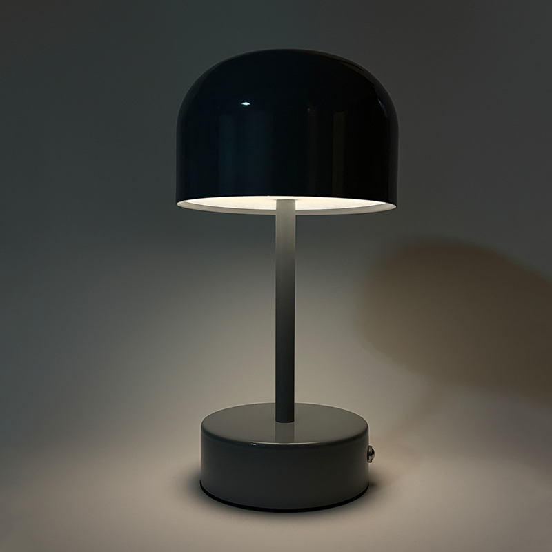 Mingkeda New Fashion Design Metal 1800mAh Battery Operated Rechargeable Restaurant Decorative Charging LED Table Lamp