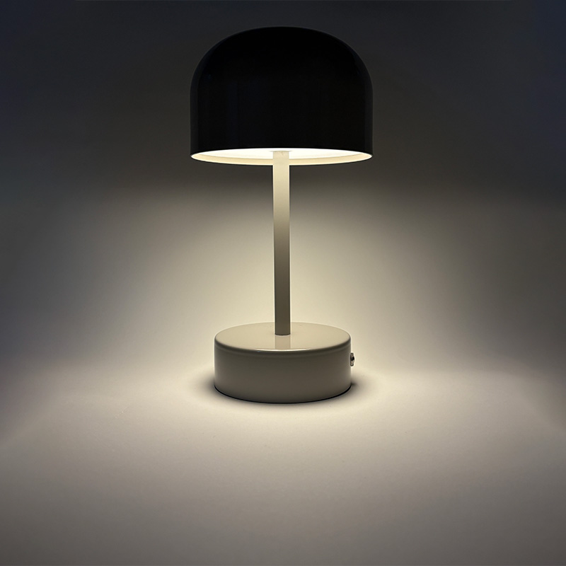 Mingkeda New Design Metal 1800mAh Battery Operated Rechargeable Restaurant Decorative Charging LED Table Lamp