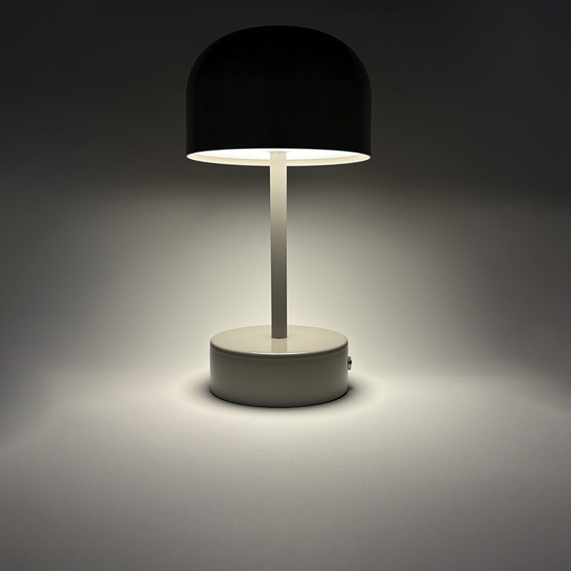 Mingkeda New Design Metal 1800mAh Battery Operated Rechargeable Restaurant Decorative Charging LED Table Lamp