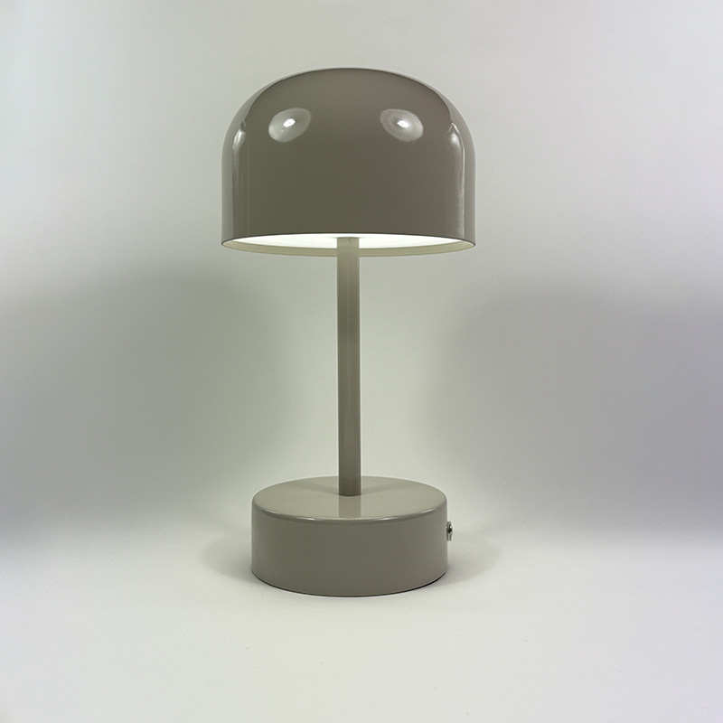 Mingkeda New Design Metal 1800mAh Battery Operated Rechargeable Restaurant Decorative Charging LED Table Lamp