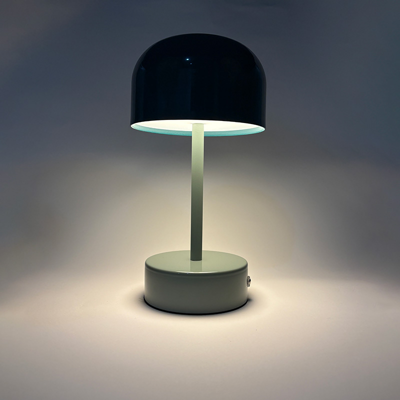 Mingkeda Luxury Metal Hotel Living Room Reading Decoration LED Table Lamp