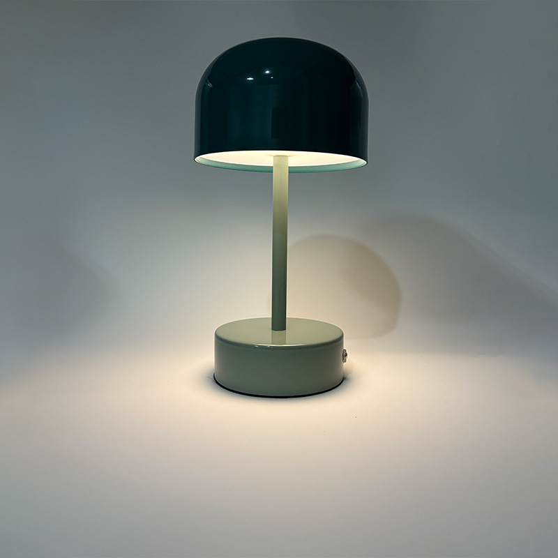 Mingkeda Luxury Metal Hotel Living Room Reading Decoration LED Table Lamp